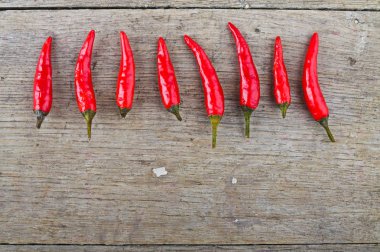 Ahşap masada kırmızı kırmızı kırmızı biber