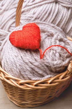 iplik bir sepet içinde kırmızı kalp yapılmış