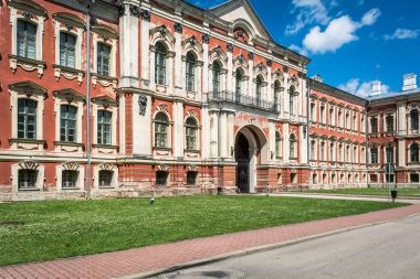 Jelgava veya Letonya sarayda Mitava. Baltık Ülkeleri en büyük Barok tarzı sarayda. Bugün Letonya Üniversitesi tarım burada bulunur.