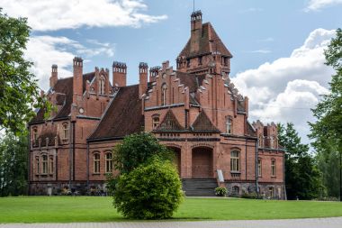 Jaunmokas Manor Letonya. Bu Neo-Gotik Saray Wilhelm Bockslaff mimar tarafından tasarlanmış ve 1901 yılında inşa.