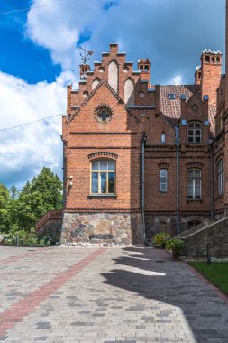 Letonya Jaunmokas Sarayı. Bu Neo-Gotik Saray Wilhelm Bockslaff mimar tarafından tasarlanmış ve 1901 yılında inşa