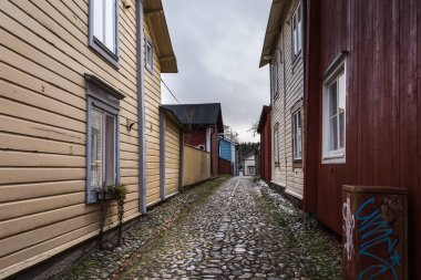 Porvoo, Finlandiya Arnavut kaldırımlı sokakta. Eski Porvoo onun Arnavut kaldırımlı sokakları ve ahşap evler için ünlüdür.