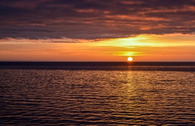 Sessiz sakin denize güzel gün batımı