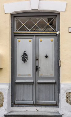 Gri vintage ön kapı cam pencere ile