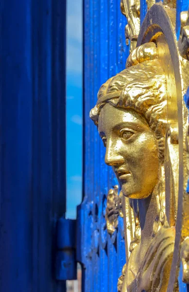 Busto de oro en Djurgarden Island Park Blue Gate, Estocolmo, Suecia —  Fotos de Stock