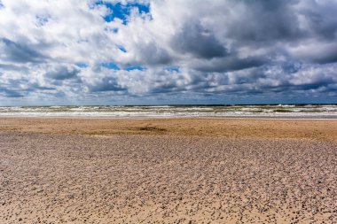 Plaj, gökyüzü ve deniz. Güzel Baltık deniz manzarası
