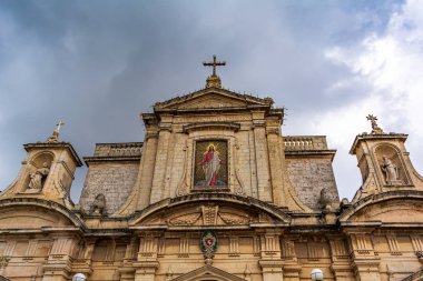 Renkli İsa imajıyla St. Paul Koleji Kilisesi cephesi, Rabat, Malta.