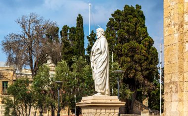 Malta, Rabat 'taki St. Paul Koleji Kilisesi' nin girişinden önce St. Paul Meydanı 'nda kar beyazı bir Aziz Paul heykeli..