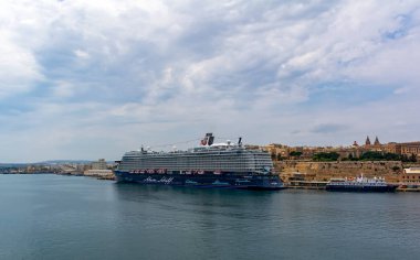 Valletta, Malta - 1 Eylül 2019: Mavi ve beyaz yolcu gemisi Mein Schiff Valletta Grand Harbour 'a demir attı. Akdeniz 'de gemi turu..