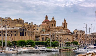 Cospicua, Malta - 1 Eylül 2019: Cospicua and the Church of the Immaculate Conception, Malta. Kilise Bormla 'nın üzerinde yükseliyor..