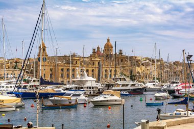 Cospicua, Malta - 1 Eylül 2019: Malta Denizcilik Müzesi binası ile Birgu Grand Harbour Marina 'da (Vittoriosa) demirlemiş yatlar ve botlar.