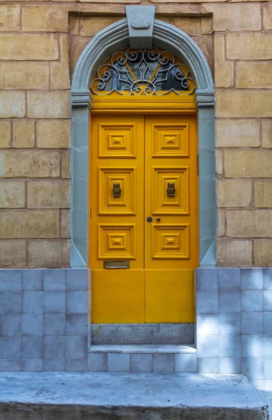 Ιστορικά Περίτεχνη Ξύλινη Κίτρινη Πόρτα Μια Πέτρινη Είσοδο Στο Bormla — Φωτογραφία Αρχείου