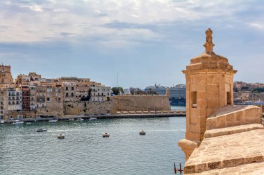 Birgu, Malta 'daki Saint Angelo Kalesi' nin köşesindeki gözetleme kulesinde Senglea Gardjola Bahçeleri 'ne doğru manzaralı ve gözcü kulesi var..