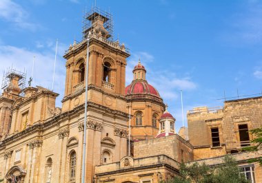 Çan kulesi ve Birgu, Malta 'daki Collegiate Kilisesi' nin kubbesi..