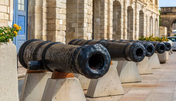 Rad Svarta Kanoner Längs Vattnet Med Trottoar Vittoriosa Birgu Malta — Stockfoto