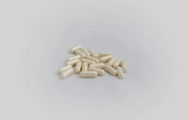 Mucchio Pillole Sfondo Bianco Concentrazione Selettiva Capsule Giallo Chiaro Sono — Foto Stock