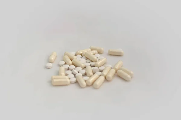 Stelletje Pillen Tabletten Capsules Witte Achtergrond Selectieve Focus Lichtgele Capsules — Stockfoto