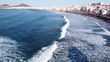 Dron görüntüleri Las Canteras Sahili, İspanya, iyi hava, okyanus dalgaları, ve tatilde servis..