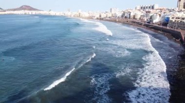 Las Canteras Sahili Panorama Manzarası, güneşli hava ve büyük dalgalar