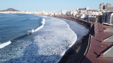 Las Canteras Sahili, kıyı şeridi, büyük dalgalar ve binalar, Gran Kanaryası, İspanya