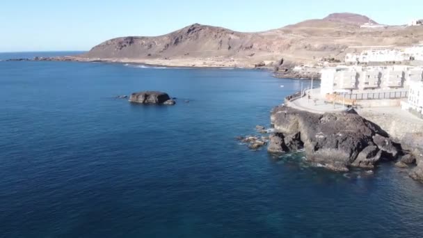 Drone Video Isla Volcánica Rocosa Océano Pacífico — Vídeo de stock