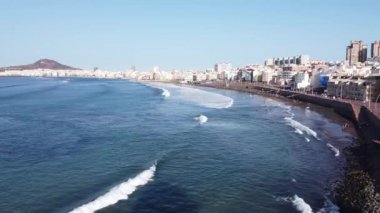 Las Canteras Sahili 'nin insansız hava aracı görüntüleri (Playa de Las Canteras (Las Palmas de Gran Canaria) ve sörfçüleri