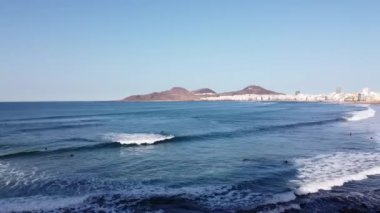 Sörfçülerin, sahil şeridi ve okyanus dalgalarının videosu Las Palmas, Gran Canaria, İspanya 'da çekildi.