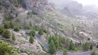 Roque Nublo, Tejeda, Gran Canaria, İspanya yakınlarındaki dağ yılanı yolunun insansız hava aracı görüntüleri.