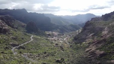 İHA 'nın Dönüş Yolu, Roque Nublo Dağı, Tejeda, Gran Canaria, İspanya' da çekildi.