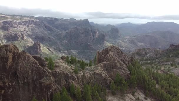 Velké Skalnaté Šupiny Vrcholu Roque Nublo Les Obrovské Skály Obloha — Stock video