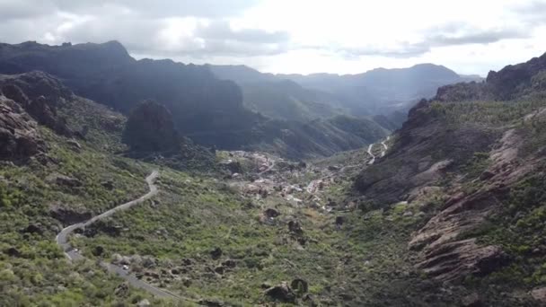 ロック ヌブロ山の上で撮影されたドローンの帰還経路 Tejeda Gran Canaria スペイン — ストック動画