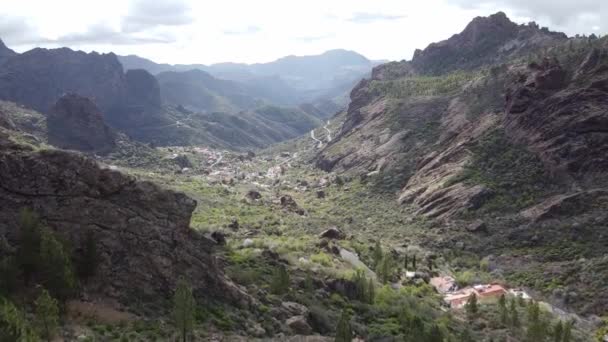 西班牙大加那利亚Tejeda山区与蛇纹路之间山谷的空中录像 — 图库视频影像