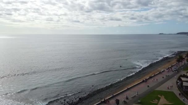 海沿いの灯台までの飛行の空中映像 — ストック動画