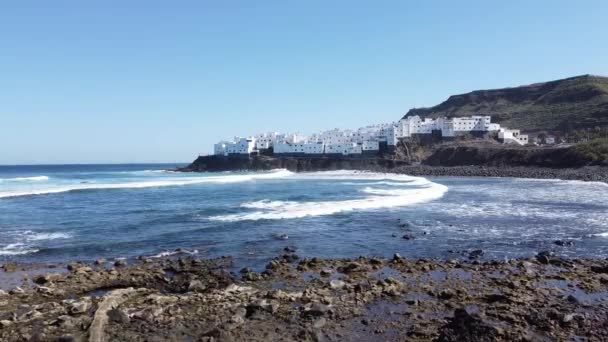 Native Small Ocean Town Filmed Dron Top White Oceanic Waves — Stock Video