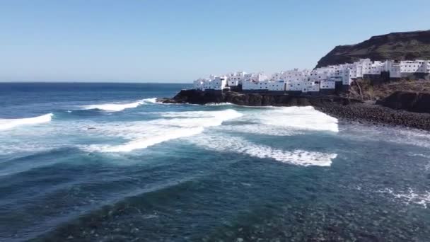 在海岸线上的老渔夫小镇 被无人驾驶的蓝浪拍成电影 西班牙 大加那利亚 — 图库视频影像
