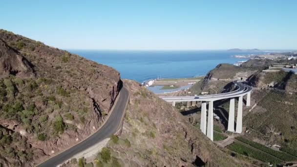 スペインのグラン カナリアからの古い山道と現代的な橋やトンネルの映像 — ストック動画