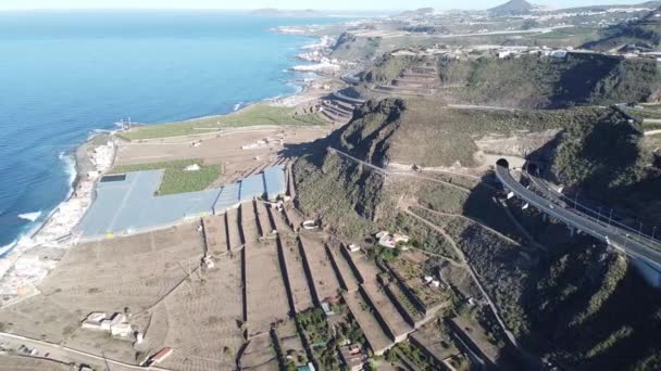 Back Path Dron Filmagem Vídeo Costa Oceânica Rápida Com Túnel — Vídeo de Stock
