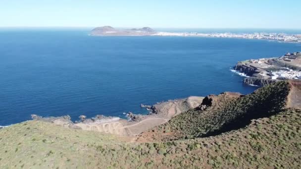 グラン カナリア島の海岸線のビデオ映像のバックパス 火山の丘を経由して飛行し 街の美しい景色ラス パルマス グラン カナリア島 スペイン — ストック動画
