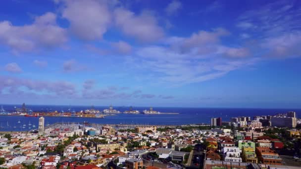 スペインのラス パルマス グラン カナリア島の中心部にある船 コンテナ ボート 都市道路で タイムラプスで撮影された雲と晴れた日 — ストック動画