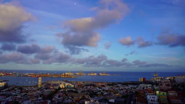 随着美丽的云彩 集装箱船和城市美景在西班牙加那利群岛大加那利亚的拉斯帕尔马斯拍摄 时间从傍晚开始 到深夜结束 — 图库视频影像