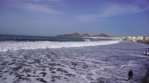 Surfistas Caminhando Praia Esperando Ondas Besta Férias Costa Oceano — Vídeo de Stock