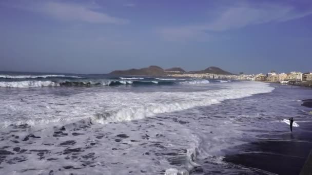 Grande Oceano Tece Praia Areia Preta Surfista Homem Espera Tecer — Vídeo de Stock