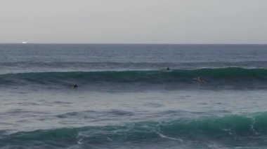 Okyanus kıyısında örgü ören sıradan bir sunucu.