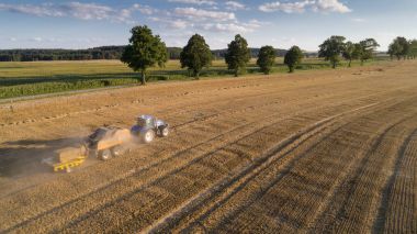 Samanlık alanını toplama traktör