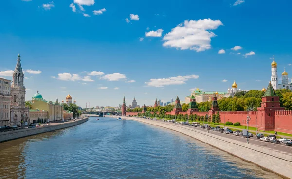 Kreml moskiewski, widok od rzeki Moskwa, Moskwa, Rosja — Zdjęcie stockowe