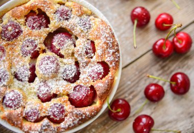 Clafoutis seramik formundaki kiraz ile