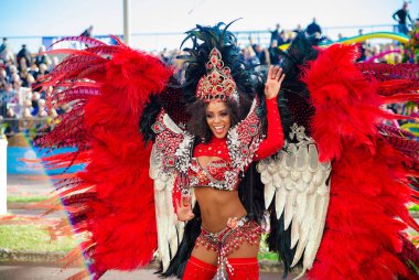 Nice, Fransa - 20 Şubat 2016: Katılımcılar carnival geçit Nice. Carnaval de Nice - yatırım getirisi de medya (Kral medya)
