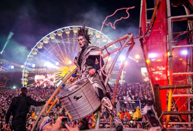 Nice, Fransa - 20 Şubat 2016: Katılımcılar carnival geçit Nice. Carnaval de Nice - yatırım getirisi de medya (Kral medya)