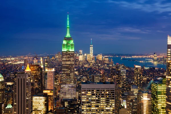 Panoramę Nowego Jorku z miejskie wieżowce w nocy — Zdjęcie stockowe