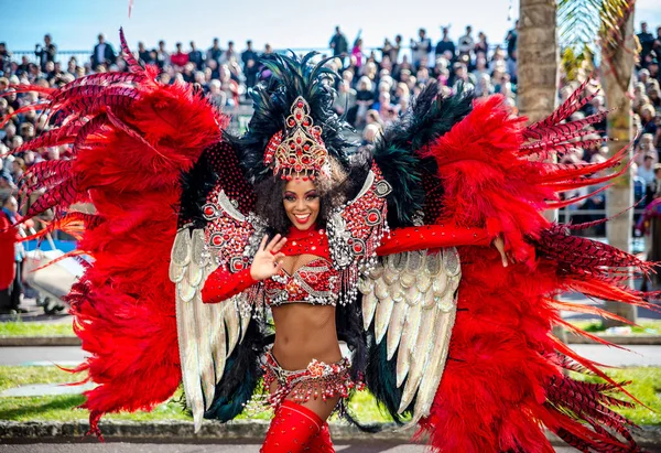 Ницца, Франция - 20 февраля 2016: Участники карнавального парада в Ницце. Carnaval de Nice - Roi de Media (King of Media) ) — стоковое фото